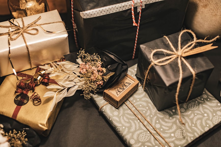 Kado berpita emas di atas meja kayu