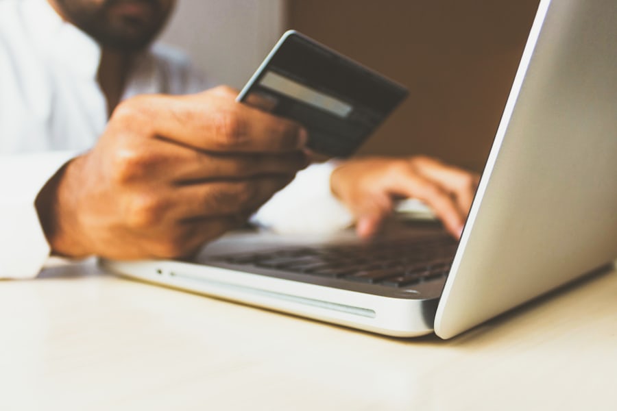 Ponsel menampilkan konfirmasi pembayaran digital di atas meja kerja