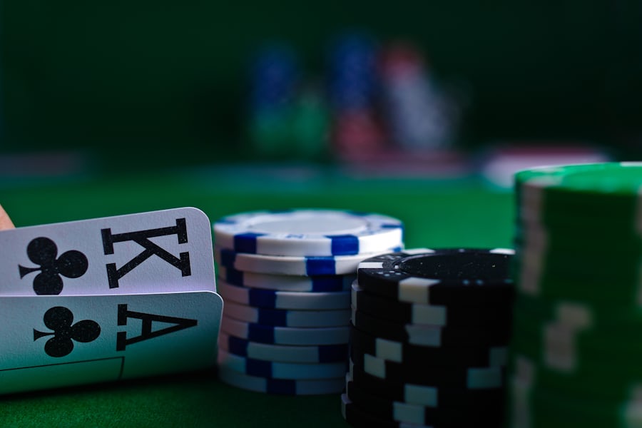 Kartu poker dan tumpukan chip di atas meja felt