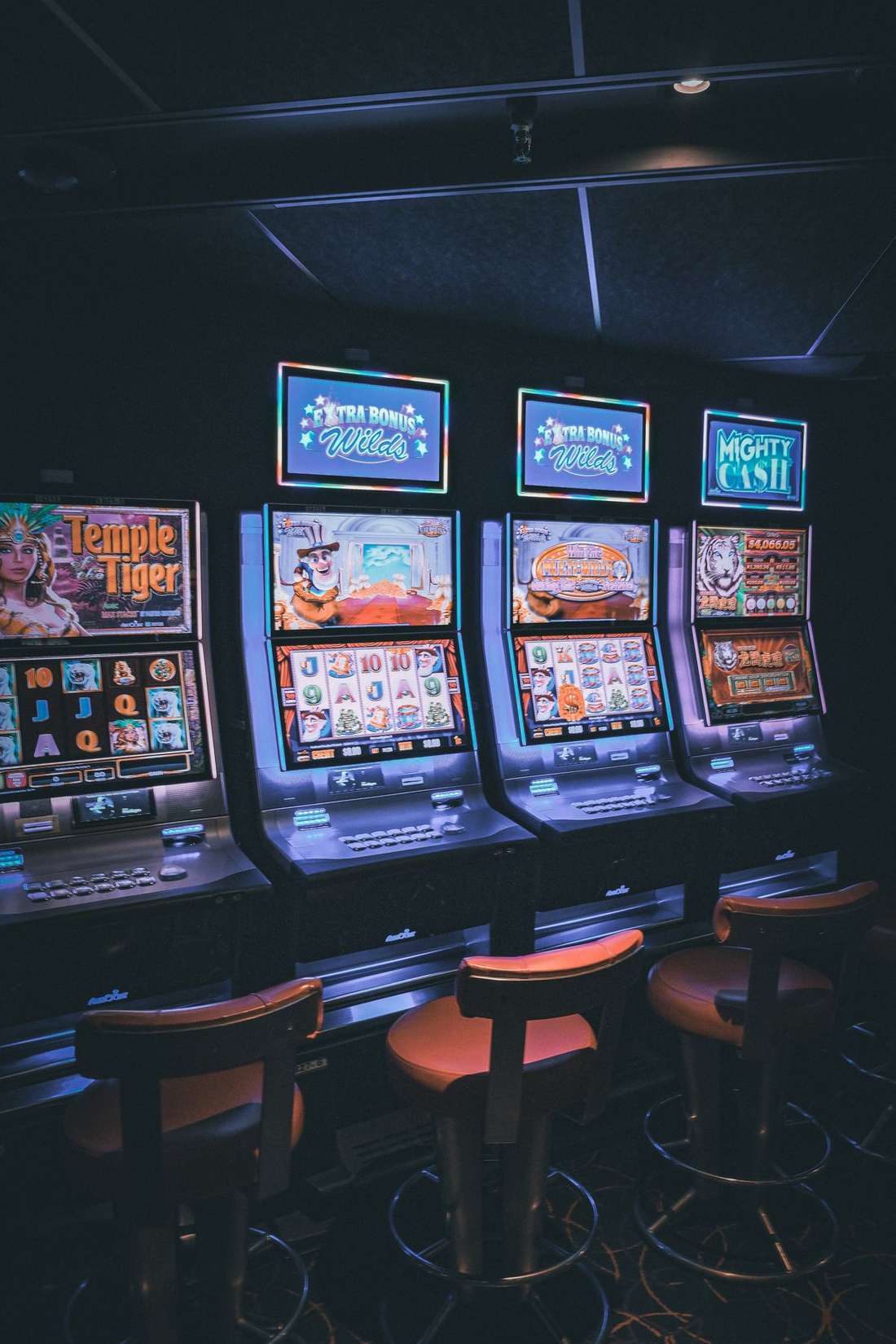 Deretan mesin slot menyala di lantai kasino