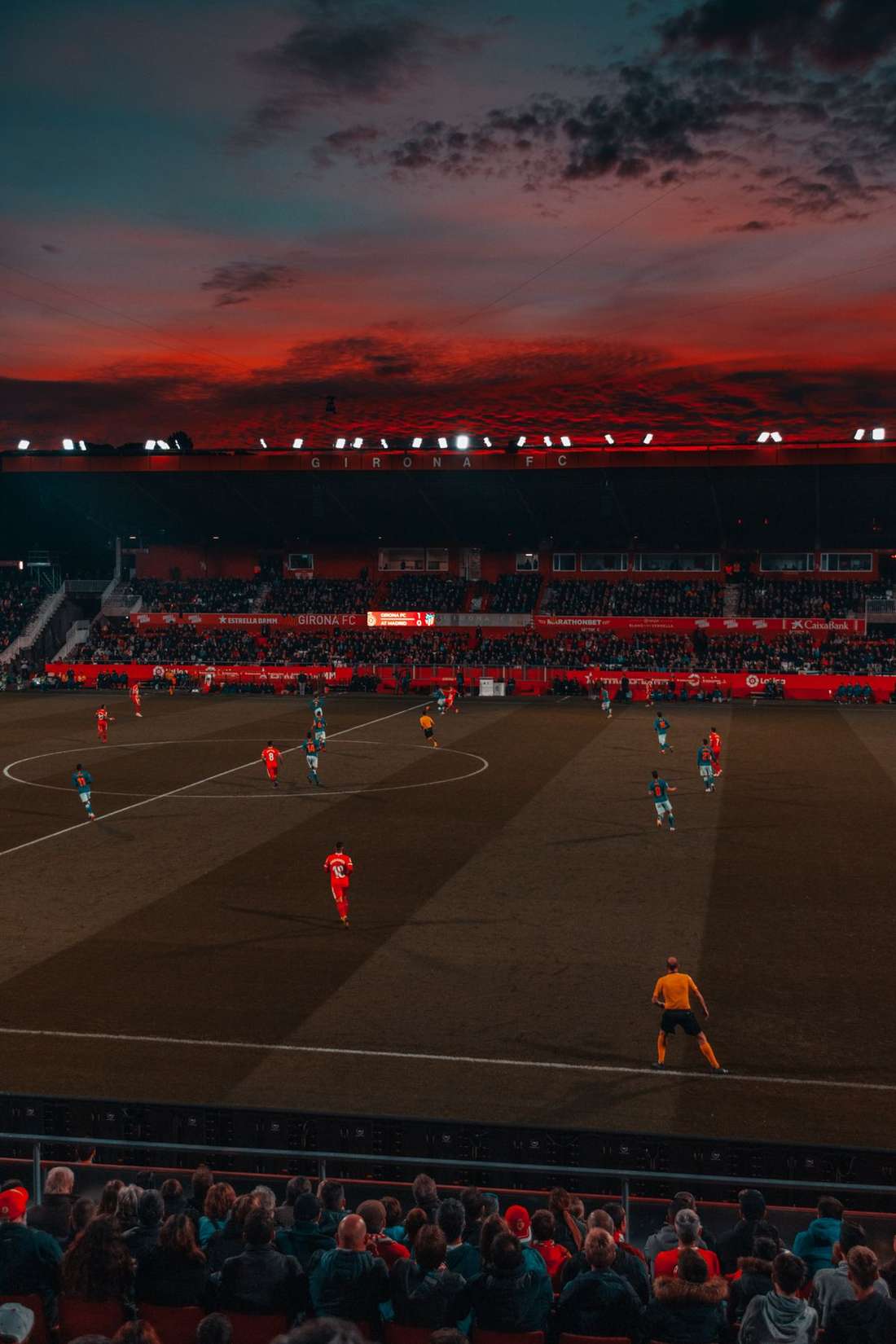 Suasana stadion sepak bola saat pertandingan berlangsung